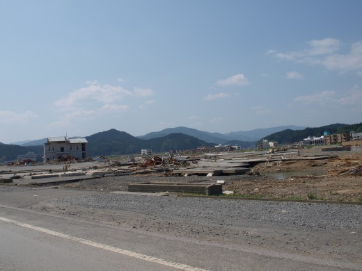 陸前高田はリアス式海岸の特徴が顕著な地形。それゆえに津波の被害が著しく生活機能がほぼ流失。かろうじて残るビルにも人影はない。（6月19日）