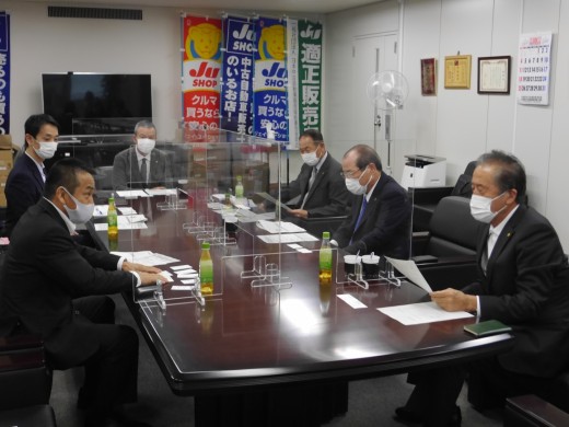 大阪市財政局税務部の担当者がＪＵ大阪事務局に来訪（１１月２６日、写真右手前が財藤会長）