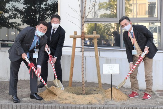 植樹を行う森川金融委員長（左）、オリエントコーポレーション河井俊彦支店長（中）、岩田筆頭副理事長（右）