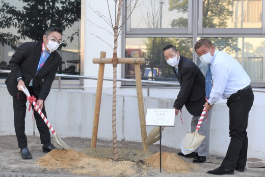 関係者全員で植樹を行った