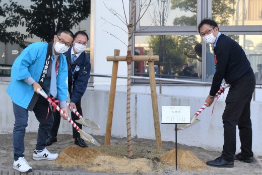 関係者全員で植樹を行った