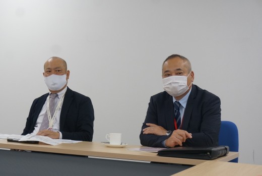 記者会見で抱負を述べる安田社長（写真右）、日高取締役（写真左）