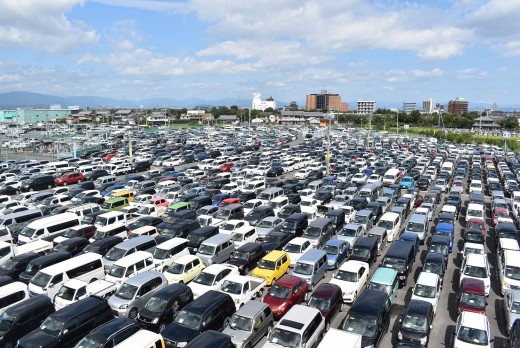 多数の出品車が並ぶJU岐阜羽島オートオークション会場