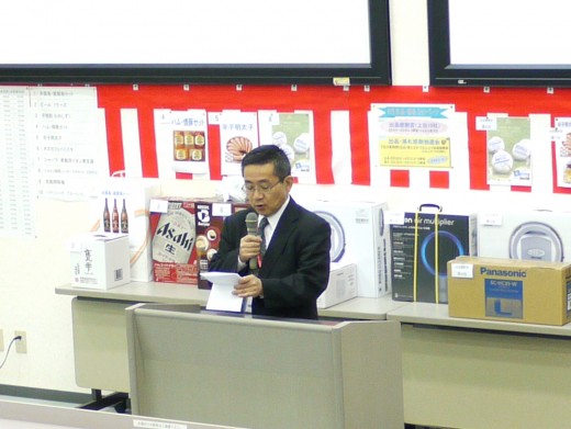セリ前の挨拶に立つ堀越健治会場長