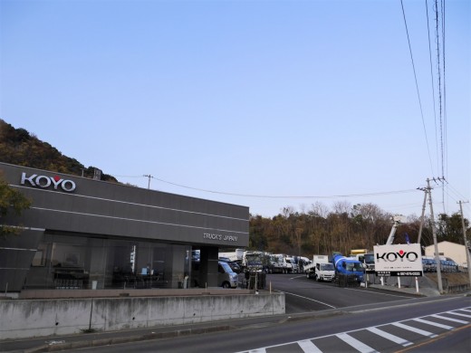 大型車、建機などを扱うトラックスジャパン店も展開する