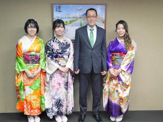 塩原社長（写真右から２番目）と振袖姿の女性スタッフ