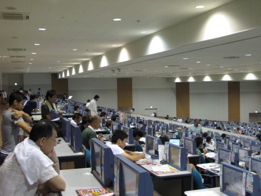 各地から来た会員が空いている端末を見つけ応札（30日）