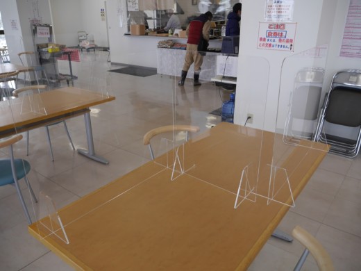 食堂のテーブルにはコロナ感染防止のため透明のパーテーションを設置