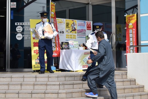 春の全国交通安全運動にあわせて弥冨警察署員がパンフレットを配布