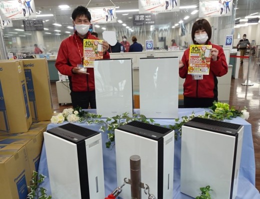 営業室の橋本さん（左）と牟田さん（右）もお勧め「成約スーパーキャンペーン」