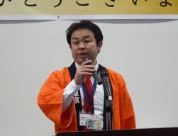 挨拶に立つ土屋部会長