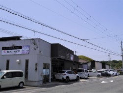 地元の幹線道路沿いに間口の広い店舗