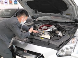 スマホを使ったオンライン商談でエンジンルームなどの詳細を伝える（奈良日産）