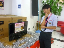 テレビの手配に思いをめぐらす会場関係者
