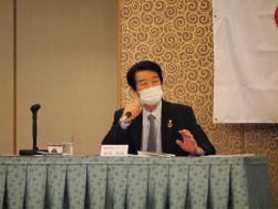 安部会長が議長を務めて議案審議