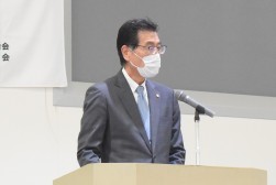 冒頭に挨拶を述べる兼松会長・理事長