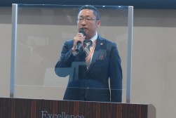 セリ前に挨拶を述べる長屋青年部会長