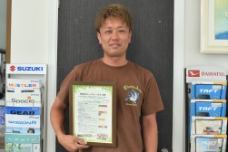 現場でスタッフをまとめる家田店長（ガレージハタ）