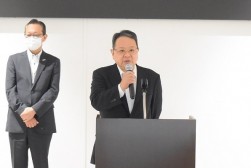 来賓代表で挨拶を述べる荒井商事・荒井会長