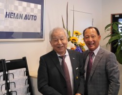 オープン初日から来店客を迎えた武田会長（写真左）と武田社長