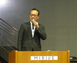 挨拶に立つ伊藤社長