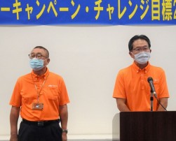 挨拶に立つ大浦専務理事（右）と萩田理事長（左）