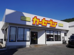 店舗内には商談テーブルとキッズスペースを設けた