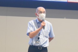 セリ前に挨拶を述べる池田会場長