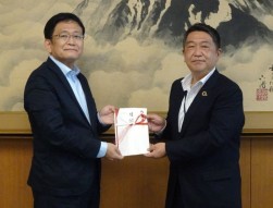 TAA関東：神谷市長（左）と堀内常務理事