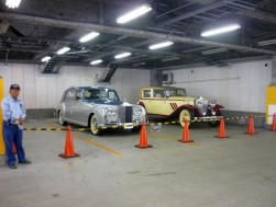 クラシックカーも立体駐車場内で警備員に守られて出品。