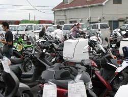 熱心に下見するBA会員。BAでは下見は積極的に行われる傾向。
