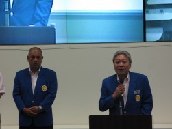 BA会員と関係者に謝辞を述べる長田流通委員長（右側）と金子理事長