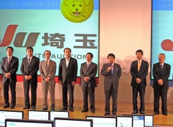 セリ前のセレモニーで挨拶を行う小川樹会長・社長