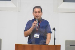 セリ前に説明を行う後藤竜也室長