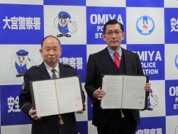 宮本社長（右）と伊古田署長（左）