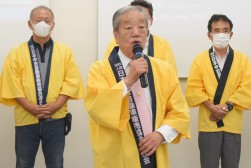 セリ前に挨拶を述べる松本理事長