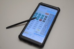 出品票のデジタル化にあわせ検査タブレットを導入