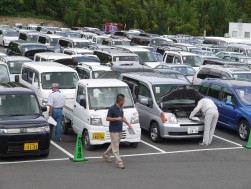 現状車コーナーで掘り出し物を下見する会員