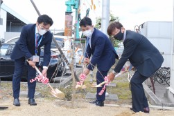 関係者全員で植樹を行った