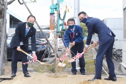 関係者全員で植樹を行った