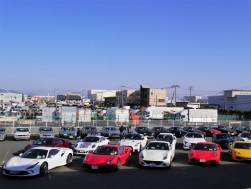 スーパーカーとクラシックカーが競演した