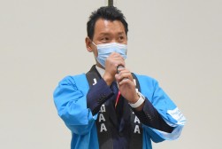 セリ前に挨拶を述べる小野青年部会長