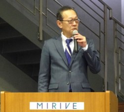 挨拶に立つ伊藤社長