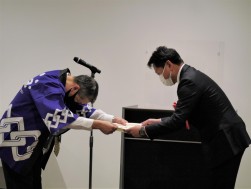 小美濃社長が感謝状を贈呈した