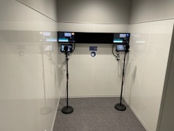 調整室では映像と音声でＨＡＡ神戸に接続