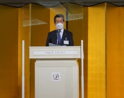 設立５０周年式典で挨拶する海津会長