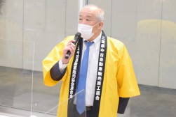 セリ前に挨拶を述べる奥村理事長