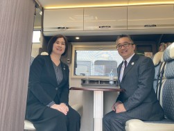 百田社長が車内を案内