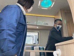 百田社長が車内を案内