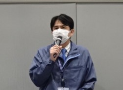 挨拶に立つ堂薗会場長